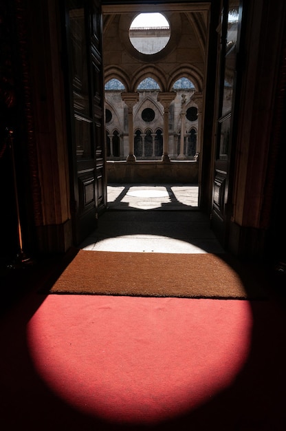 Pleins feux sur la lumière du soleil dans le cloître de la cathédrale de Porto au Portugal