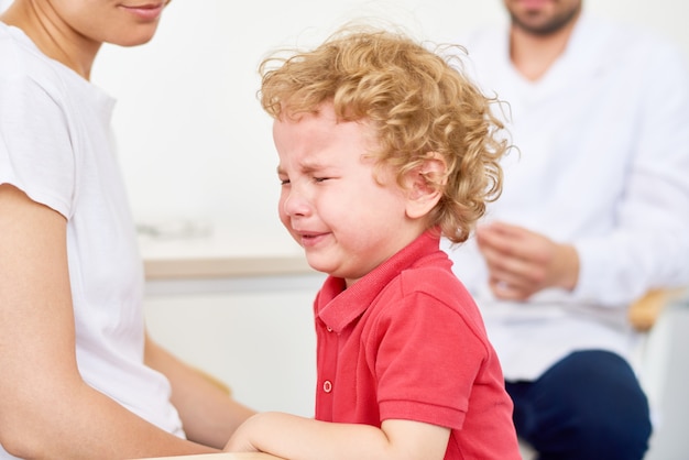 Pleurer, garçon, médecins, bureau