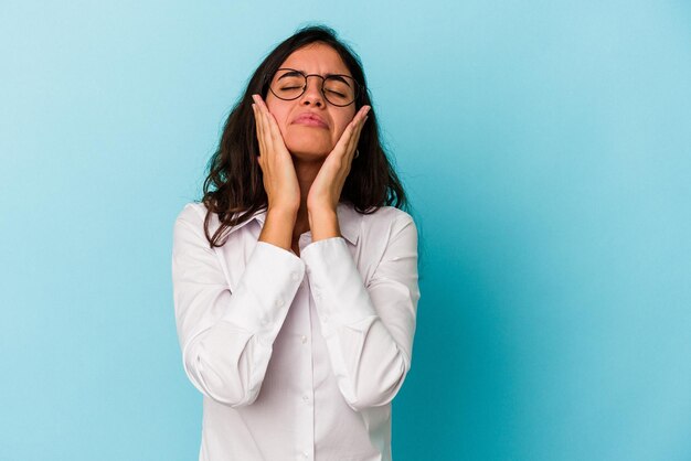 Pleurer mécontent de quelque chose d'agonie et de concept de confusion