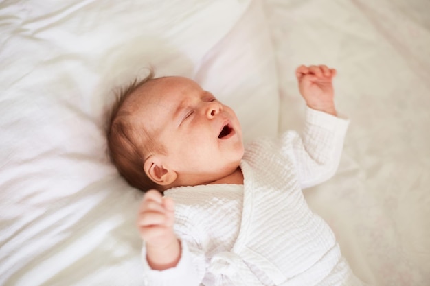 Pleurer nouveau-né un mois bébé garçon