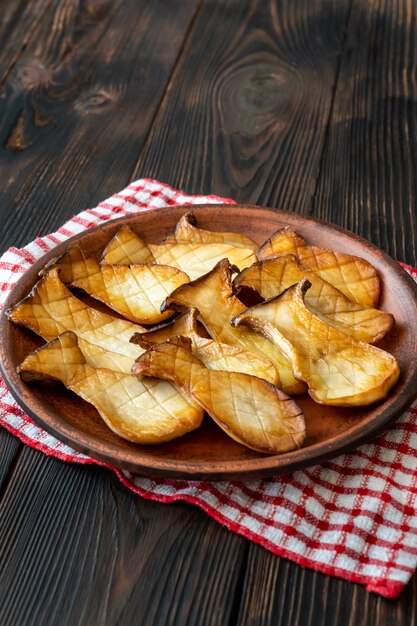 Pleurotes frites sur l'assiette de service : vue de dessus