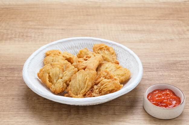 Pleurotes frites croustillantes ou Jamur Krispi servies avec sauce chili, collation indonésienne