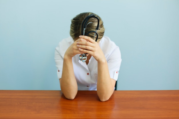 Pleurs malheureux infirmière médicale contrariée. Docteur triste et déprimé ayant le stress