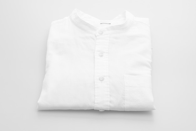 Photo pli de chemise blanche sur fond blanc