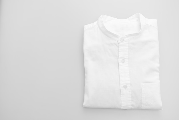 pli de chemise blanche sur fond blanc