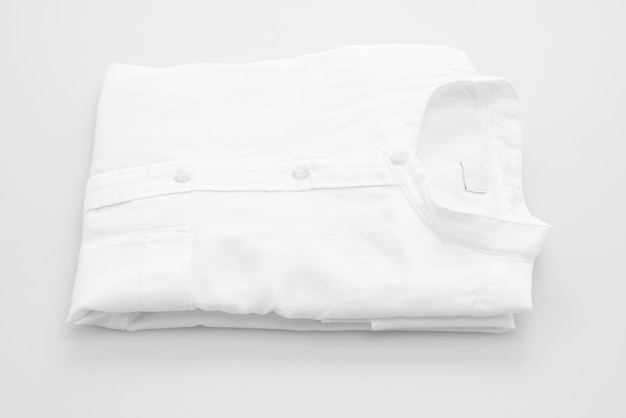 pli de chemise blanche sur fond blanc