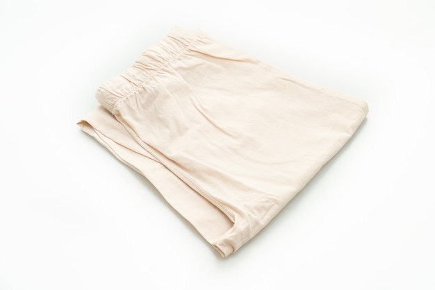 Pli de pantalon beige isolé sur fond blanc