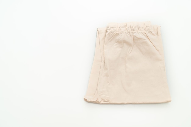 Pli de pantalon beige isolé sur fond blanc