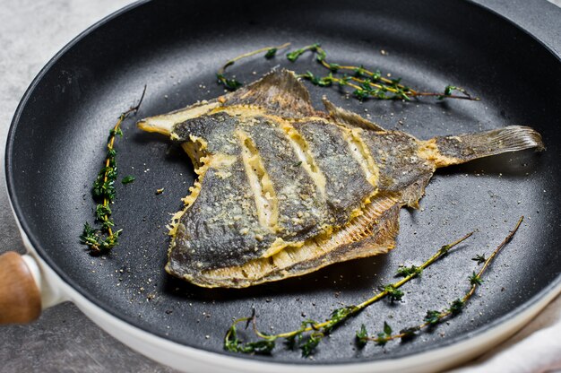 Plie frite dans une casserole.