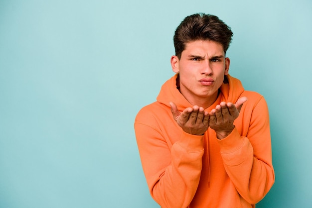 Plier les lèvres et tenir les paumes pour envoyer un baiser aérien