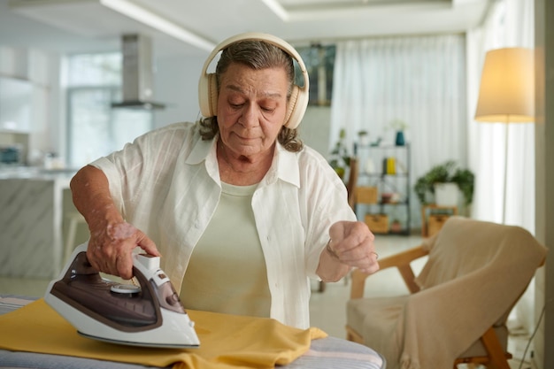 Plier des vêtements à la maison