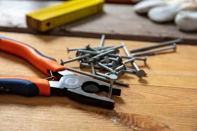 Pliers et pile de clous sur bois Banc de travail de charpentier Table atelier de menuiserie