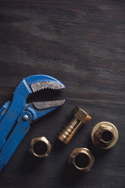 Plomberie Clés différentes raccords de tube de tuyau et connecteurs sur une table rustique en bois