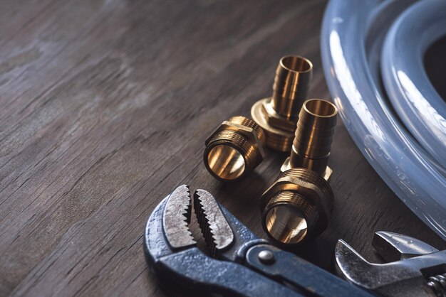 Plomberie Clés différentes raccords de tube de tuyau et connecteurs sur une table rustique en bois