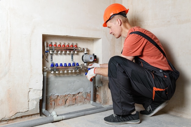 Travaux De Plomberie Installation D'un Collecteur Pour Le Système De  Chauffage Sous-sol à Eau Chaude Image stock - Image du circulation,  industrie: 158815095