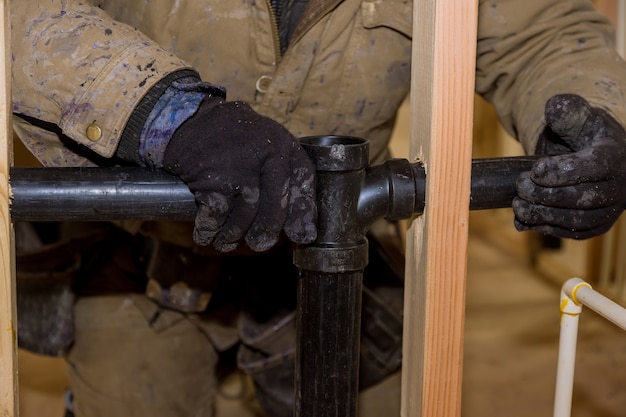 Plombier Mains Dans La Colle Deux Morceaux De Tuyaux En Pvc Drains En Plastique, Gros Plan Sur La Nouvelle Salle De Bains