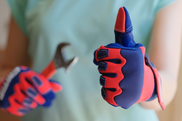 Le plombier serrurier dans les gants tient le concept de recommandations de service de qualité.