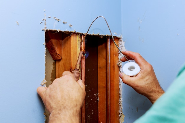 Plombier travaillant avec installation d&#39;eau