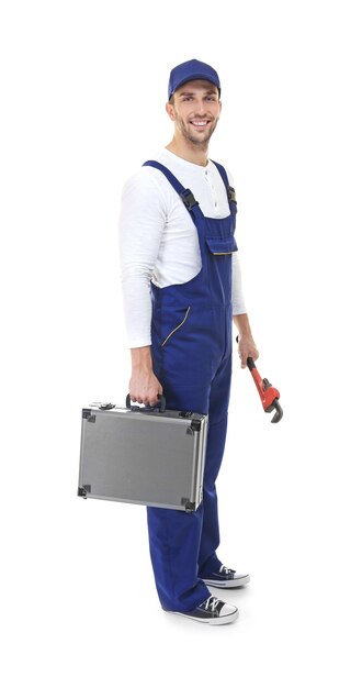 Plombier en uniforme bleu avec clé à vis et boîte à outils isolé sur blanc