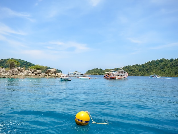 Photo plongée en apnée à koh yak yai dans la région de koh chang, thaïlande.