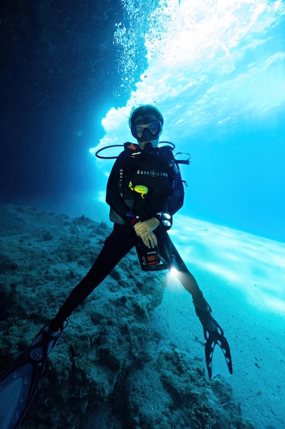 Une plongée avec une caméra sur un récif de corail en arrière-plan en Égypte