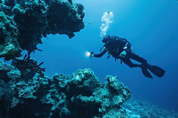 Un plongeur dans la mer Rouge Dahab Égypte