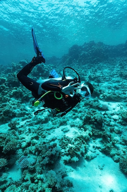 Un plongeur dans la mer Rouge Dahab Égypte