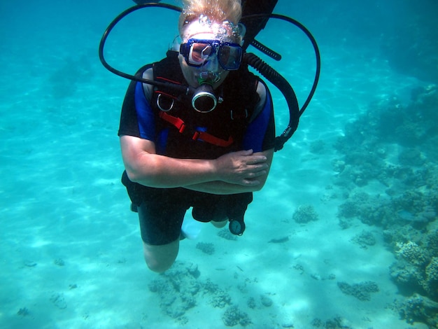 Plongeur de femme et beau récif de corail coloré sous l'eau.