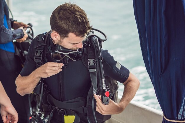 Le plongeur prépare son équipement pour plonger dans la mer