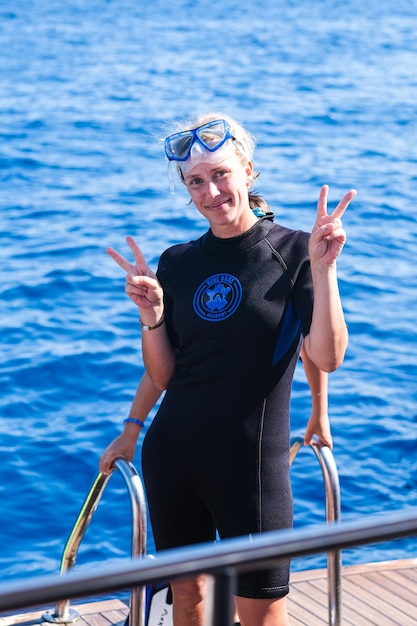 Plongeur sous-marin avant la plongée une leçon de plongée en eau libre