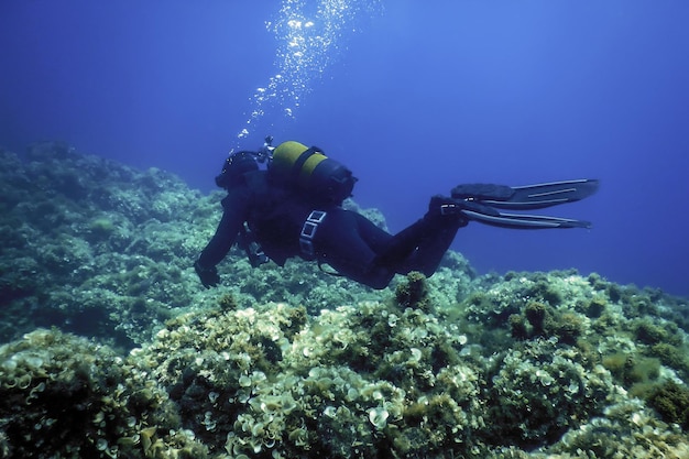 Plongeur sous-marin plongeur sur le fond de la mer en exploration
