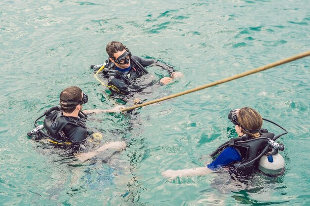 Photo plongeurs à la surface de l'eau prêts à plonger