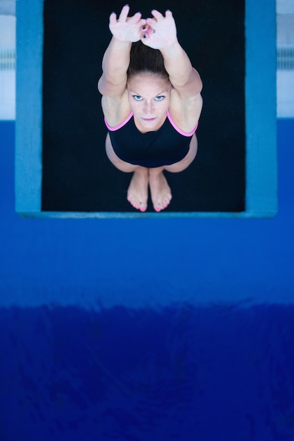 Une plongeuse au-dessus de la piscine