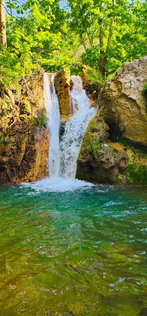 Plongez dans la tranquillité La beauté de la très belle cascade