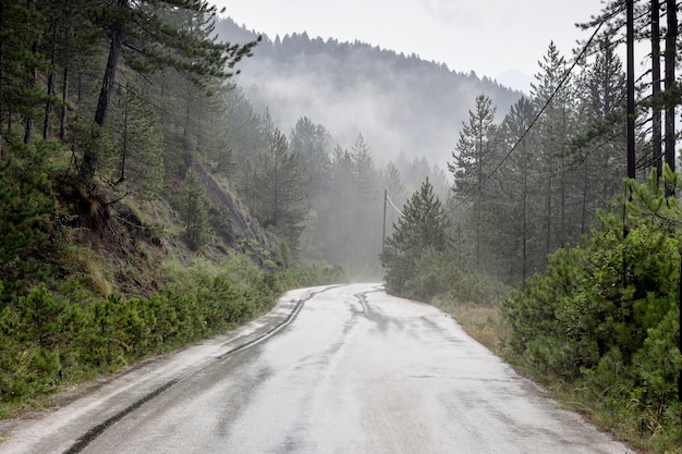 Pluie et brouillard sur l'ancienne route humide de montagne dans la campagne région de l'Épire Grèce