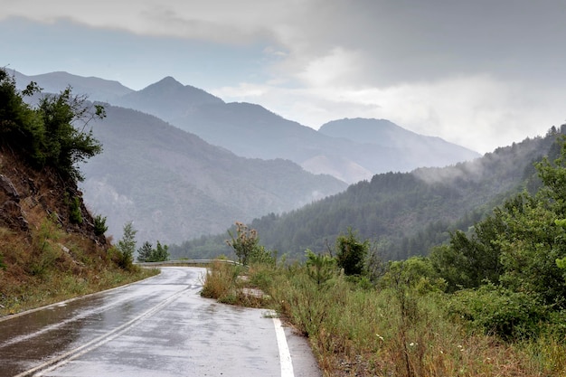 Pluie et brouillard sur l'ancienne route humide de montagne dans la campagne région de l'Épire Grèce