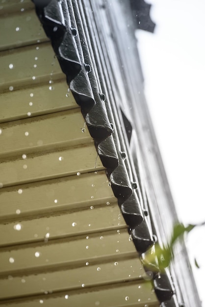 Photo la pluie coule du toit gros plan la saison des pluies