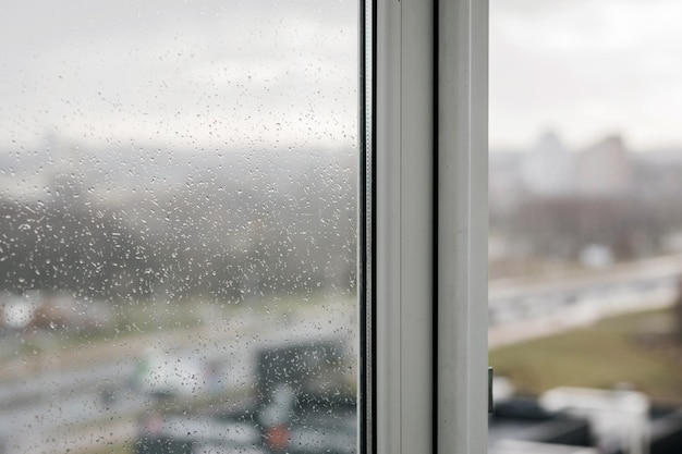 La pluie fait tomber de l'eau