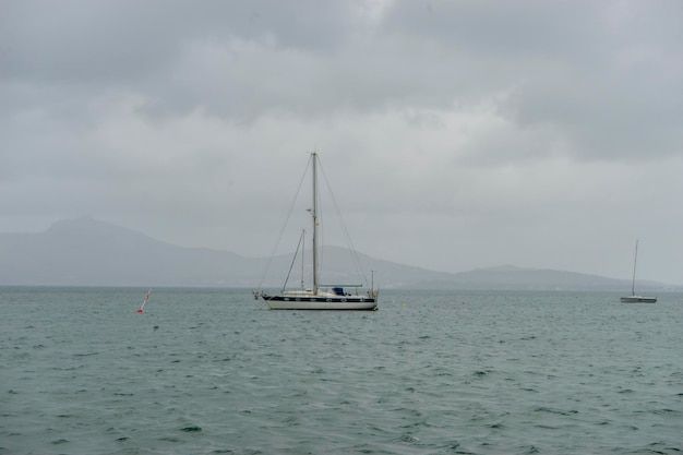 Pluie sur la mer orageuse, île de Majorque en Espagne