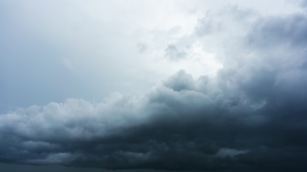 Pluie et nuages ​​de pluie pour le fond