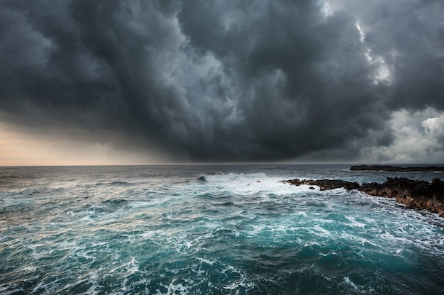 Pluie sur l'océan orageux