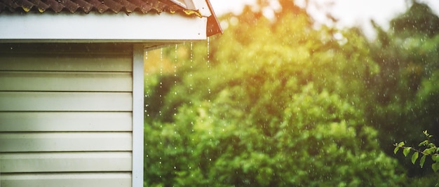 La pluie d'orage tombe du toit