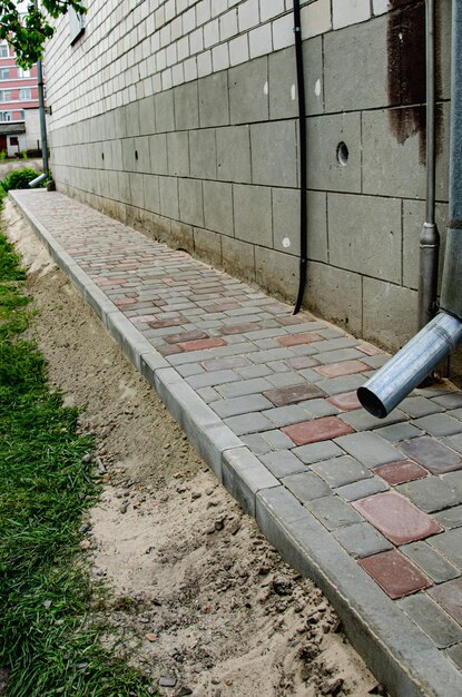 Pluie s'écoulant dans un système d'égout pluvial.