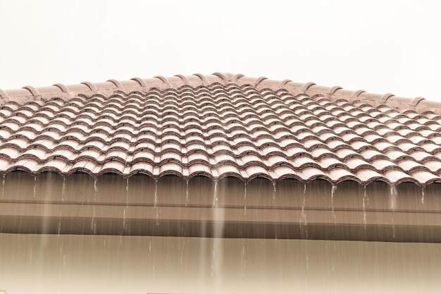 Pluie tombant du toit de la maison