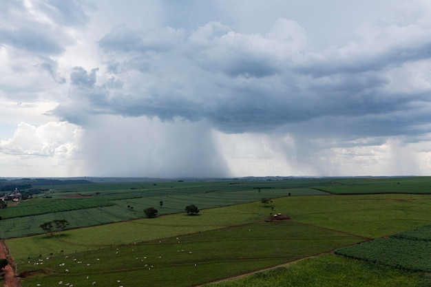 Pluie tombant d'un seul nuage sur une partie de la zone rurale vue par drone