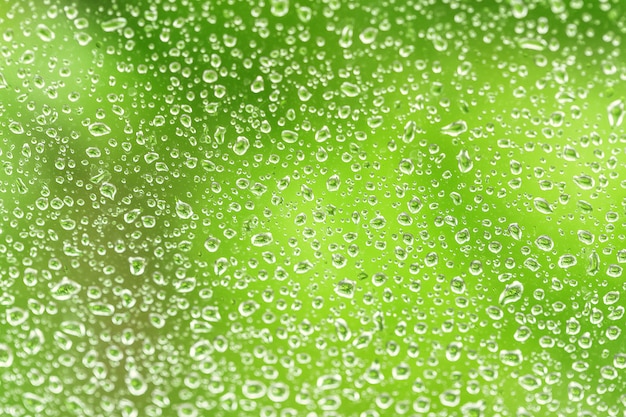 Photo la pluie tombe sur une fenêtre,