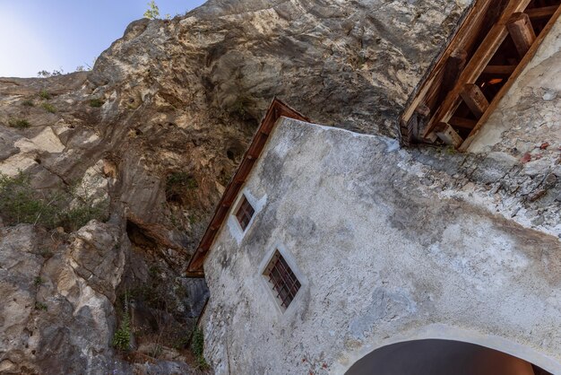 Photo la pluie de vent du château de predjama a érodé les murs de l'abri de la grotte postojna en slovénie