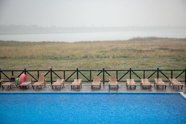 Des pluies incroyablement fortes et des vents rapides et violents gâchent le temps chaud et ensoleillé de l'été à la base tranquille avec piscine pour des vacances tant attendues