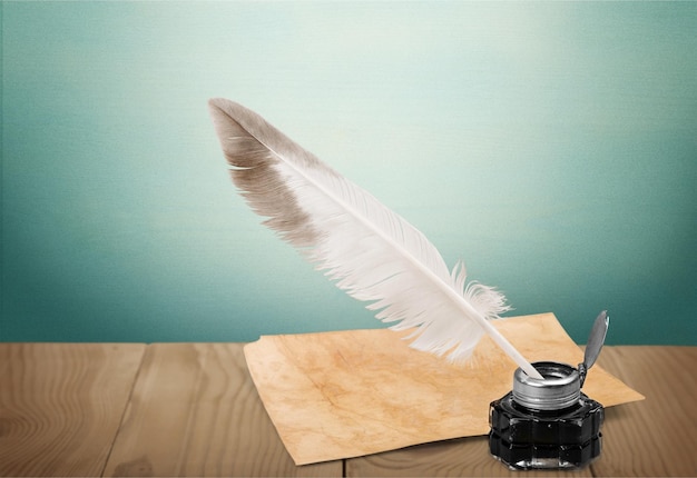 Plume d'oie blanche, encrier en verre et lettre ancienne