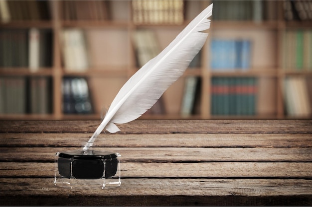 Photo plume d'oie et bouteille d'encre avec chemin de détourage